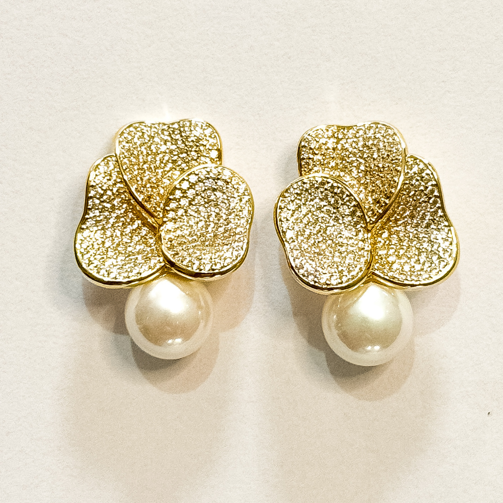 Brinco Flor Cravejado com Zircônia e Detalhe Pérola Semi Joia Dourada