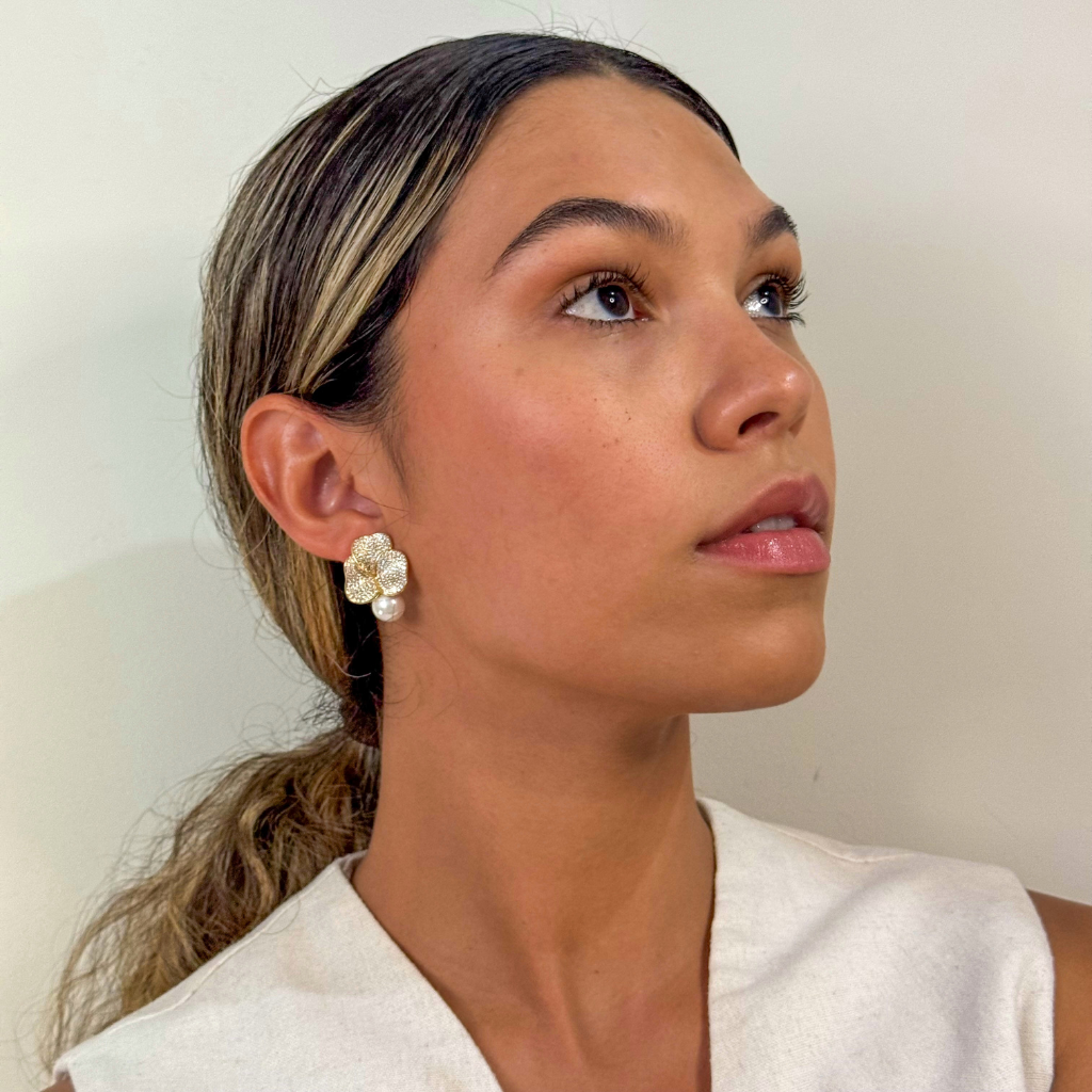 Brinco Flor Cravejado com Zircônia e Detalhe Pérola Semi Joia Dourada
