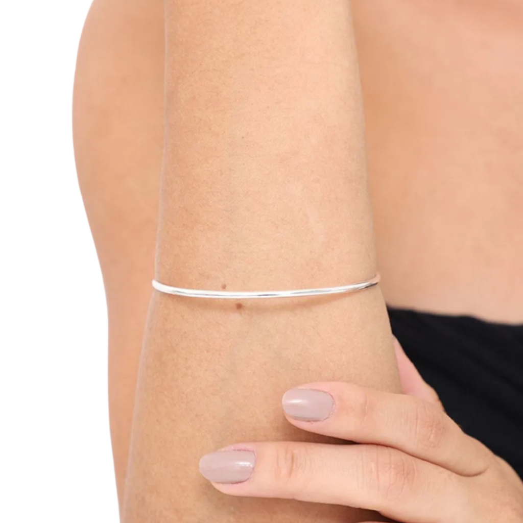Bracelete oval rígido prata 925