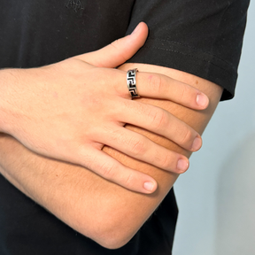 Anel com Detalhe Resina Preto em Prata 925